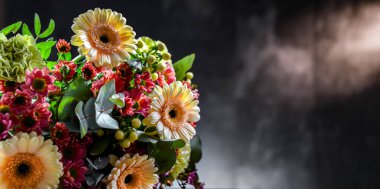 Bir buket taze kesilmiş çiçekle kompozisyon.