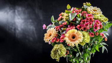 Bir buket taze kesilmiş çiçekle kompozisyon.