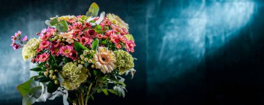 Bir buket taze kesilmiş çiçekle kompozisyon.