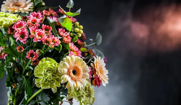 Bir buket taze kesilmiş çiçekle kompozisyon.