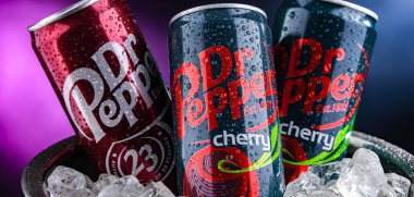 POZNAN, POL - 01 NİSAN 2025: Karbonatlı meşrubat konserveleri