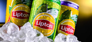 POZNAN, POL - APR 01, 2025: Lipton Ice Tea, Lipton Teas ve Infusions B.V tarafından üretilen hafif bir içecek..