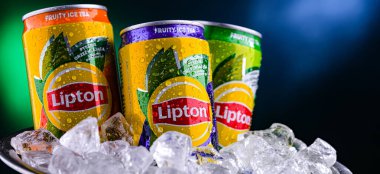 POZNAN, POL - APR 01, 2025: Lipton Ice Tea, Lipton Teas ve Infusions B.V tarafından üretilen hafif bir içecek..