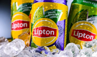 POZNAN, POL - APR 01, 2025: Lipton Ice Tea, Lipton Teas ve Infusions B.V tarafından üretilen hafif bir içecek..