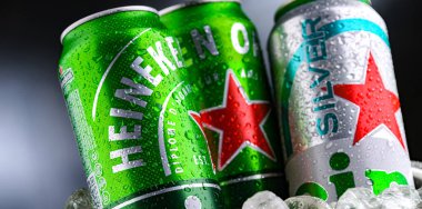 POZNAN, POL - APR 01, 2025: Heineken bira konserveleri Hollandalı bira şirketi Heineken N.V tarafından üretildi.