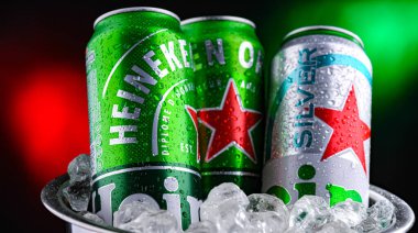 POZNAN, POL - APR 01, 2025: Heineken bira konserveleri Hollandalı bira şirketi Heineken N.V tarafından üretildi.