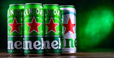POZNAN, POL - APR 01, 2025: Heineken bira konserveleri Hollandalı bira şirketi Heineken N.V tarafından üretildi.