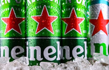 POZNAN, POL - APR 01, 2025: Heineken bira konserveleri Hollandalı bira şirketi Heineken N.V tarafından üretildi.