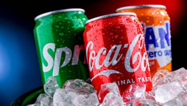 POZNAN, POL - APR 02, 2025: The Coca-Cola Company 'nin temel ürünleri: Coca-Cola, Fanta ve Sprite