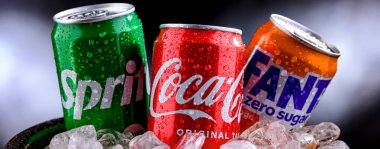 POZNAN, POL - APR 02, 2025: The Coca-Cola Company 'nin temel ürünleri: Coca-Cola, Fanta ve Sprite