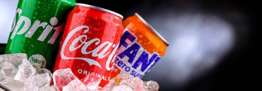 POZNAN, POL - APR 02, 2025: The Coca-Cola Company 'nin temel ürünleri: Coca-Cola, Fanta ve Sprite