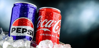 POZNAN, POL - 02 Nisan 2025 Pepsi ve Kola Kutuları