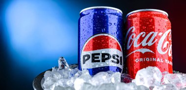 POZNAN, POL - 02 Nisan 2025 Pepsi ve Kola Kutuları