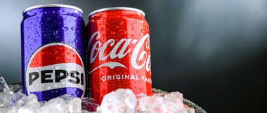 POZNAN, POL - 02 Nisan 2025 Pepsi ve Kola Kutuları