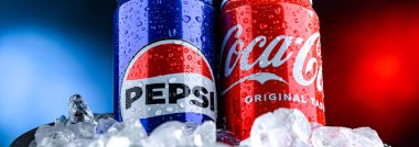 POZNAN, POL - 02 Nisan 2025 Pepsi ve Kola Kutuları