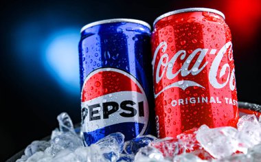 POZNAN, POL - 02 Nisan 2025 Pepsi ve Kola Kutuları