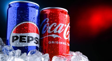 POZNAN, POL - 02 Nisan 2025 Pepsi ve Kola Kutuları