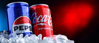 POZNAN, POL - 02 Nisan 2025 Pepsi ve Kola Kutuları