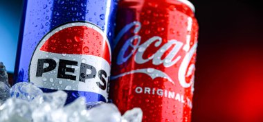 POZNAN, POL - 02 Nisan 2025 Pepsi ve Kola Kutuları