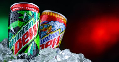 POZNAN, POL - 02 Nisan 2025: PepsiCo tarafından dağıtılan karbonatlı bir içecek markası olan Mountain Dew.