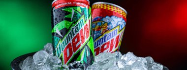 POZNAN, POL - 02 Nisan 2025: PepsiCo tarafından dağıtılan karbonatlı bir içecek markası olan Mountain Dew.