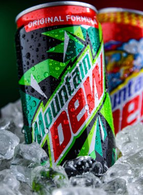 POZNAN, POL - 02 Nisan 2025: PepsiCo tarafından dağıtılan karbonatlı bir içecek markası olan Mountain Dew.