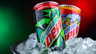 POZNAN, POL - 02 Nisan 2025: PepsiCo tarafından dağıtılan karbonatlı bir içecek markası olan Mountain Dew.