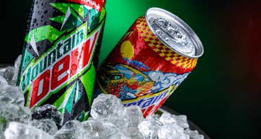 POZNAN, POL - 02 Nisan 2025: PepsiCo tarafından dağıtılan karbonatlı bir içecek markası olan Mountain Dew.