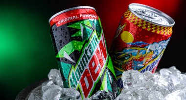 POZNAN, POL - 02 Nisan 2025: PepsiCo tarafından dağıtılan karbonatlı bir içecek markası olan Mountain Dew.