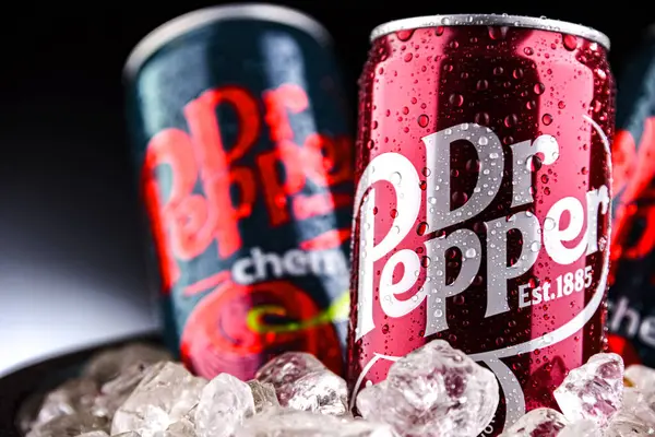 POZNAN, POL - 01 NİSAN 2025: Karbonatlı meşrubat konserveleri