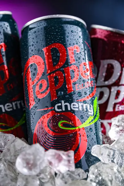 POZNAN, POL - 01 NİSAN 2025: Karbonatlı meşrubat konserveleri