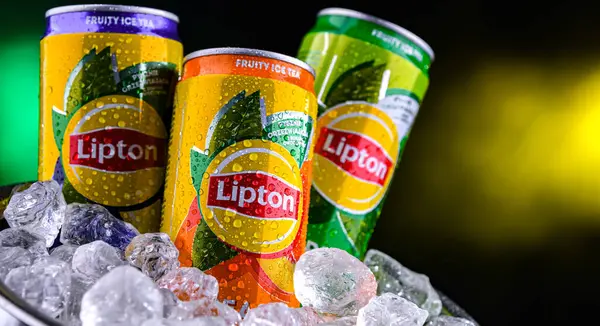 POZNAN, POL - APR 01, 2025: Lipton Ice Tea, Lipton Teas ve Infusions B.V tarafından üretilen hafif bir içecek..