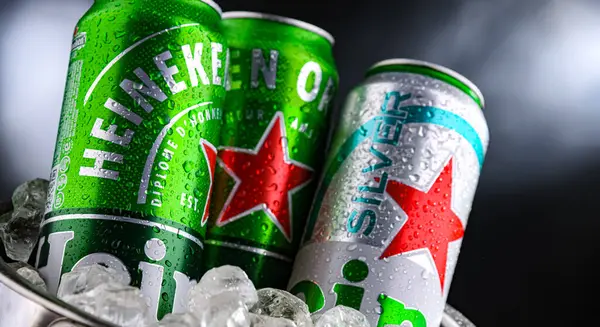POZNAN, POL - APR 01, 2025: Heineken bira konserveleri Hollandalı bira şirketi Heineken N.V tarafından üretildi.