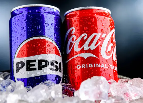 POZNAN, POL - 02 Nisan 2025 Pepsi ve Kola Kutuları