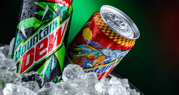 POZNAN, POL - 02 Nisan 2025: PepsiCo tarafından dağıtılan karbonatlı bir içecek markası olan Mountain Dew.