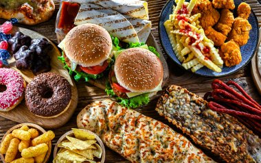 Yiyecekler kanser riskini arttırıyor. Abur cubur.