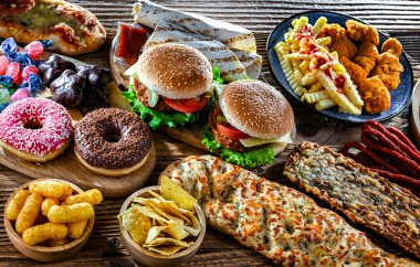 Yiyecekler kanser riskini arttırıyor. Abur cubur.