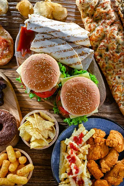 Yiyecekler kanser riskini arttırıyor. Abur cubur.