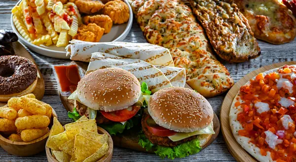 Yiyecekler kanser riskini arttırıyor. Abur cubur.