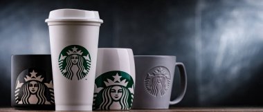 POZNAN, POL - 09 APR 2025: Bir fincan Starbucks kahvesi, çok uluslu bir kahve zinciri ve roastery rezervleri