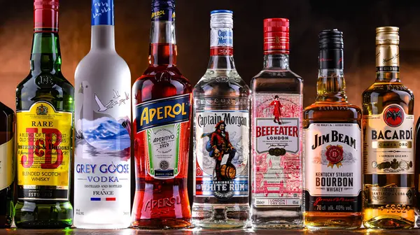 POZNAN, POL - 10 Nisan 2025: Popüler küresel likör markalarının şişeleri