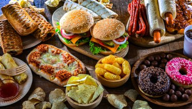 Yiyecekler kanser riskini arttırıyor. Abur cubur.