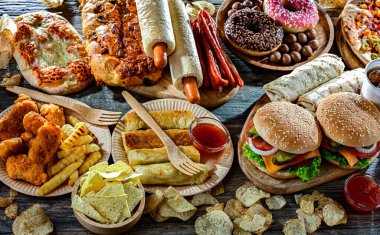 Yiyecekler kanser riskini arttırıyor. Abur cubur.