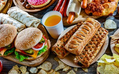 Yiyecekler kanser riskini arttırıyor. Abur cubur.