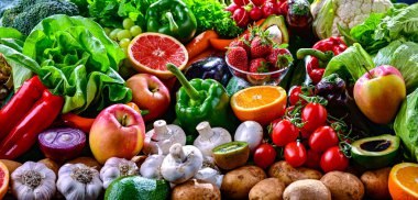 Çiğ sebze ve meyve çeşitleri. Vejetaryen diyeti.