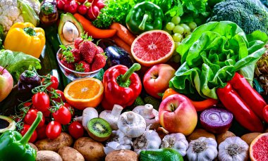 Çiğ sebze ve meyve çeşitleri. Vejetaryen diyeti.