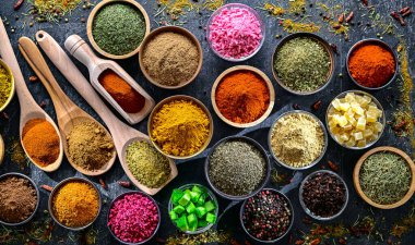 Baharat ve bitkilerin karışımı..