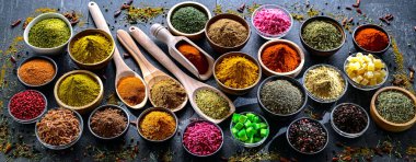 Baharat ve bitkilerin karışımı..