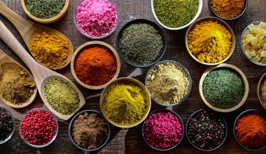 Baharat ve bitkilerin karışımı..