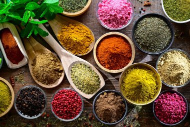 Baharat ve bitkilerin karışımı..